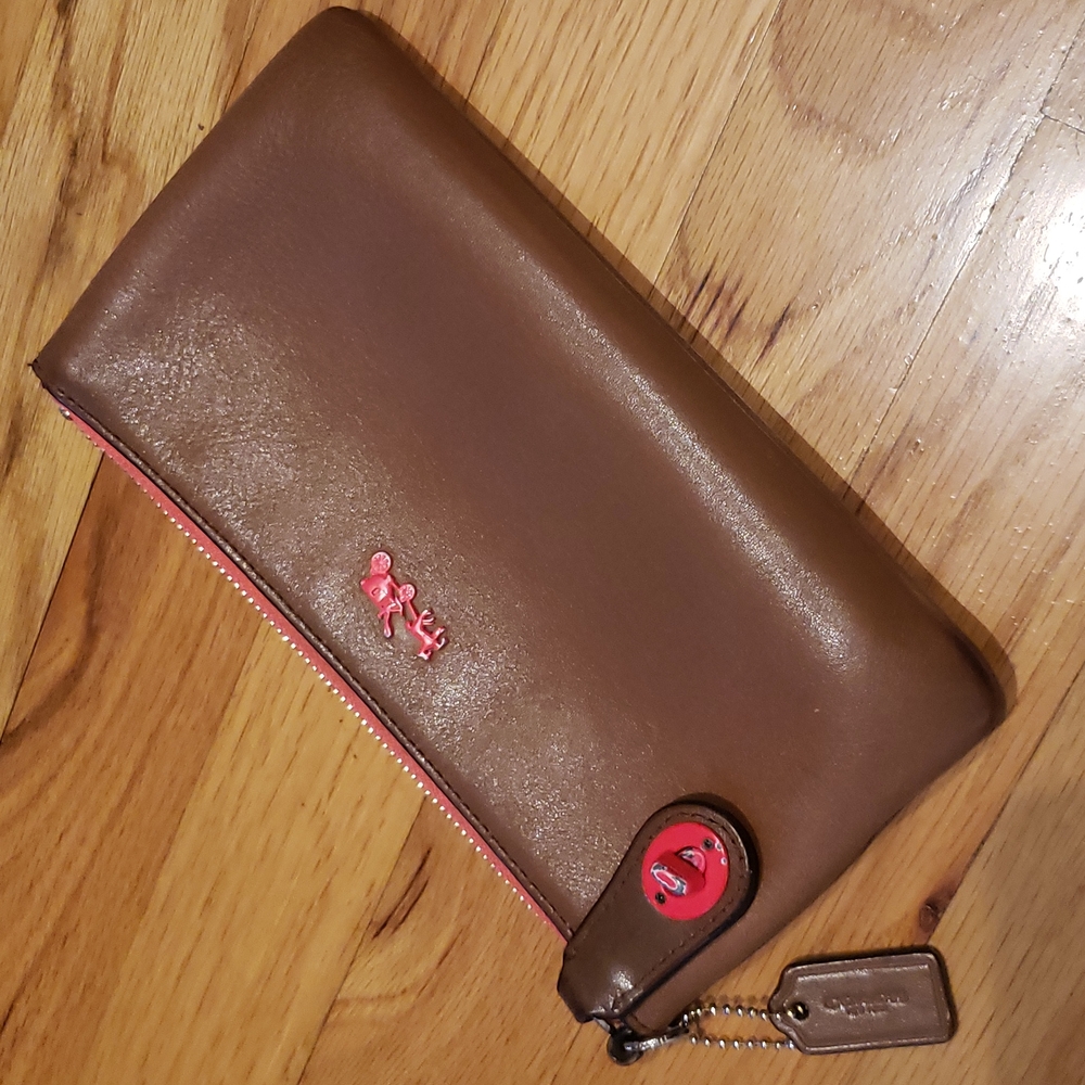 Coach wallet in good condition.